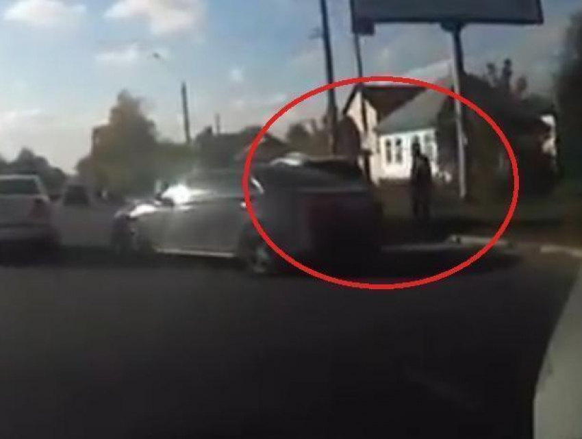 На видео попал дорожный конфликт со стрельбой из «лихих 90-х» в Воронеже