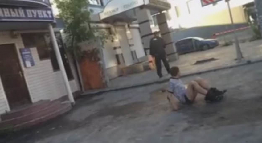 В Воронеже у Курского вокзала ходит неадекватный мужчина со спущенными штанами