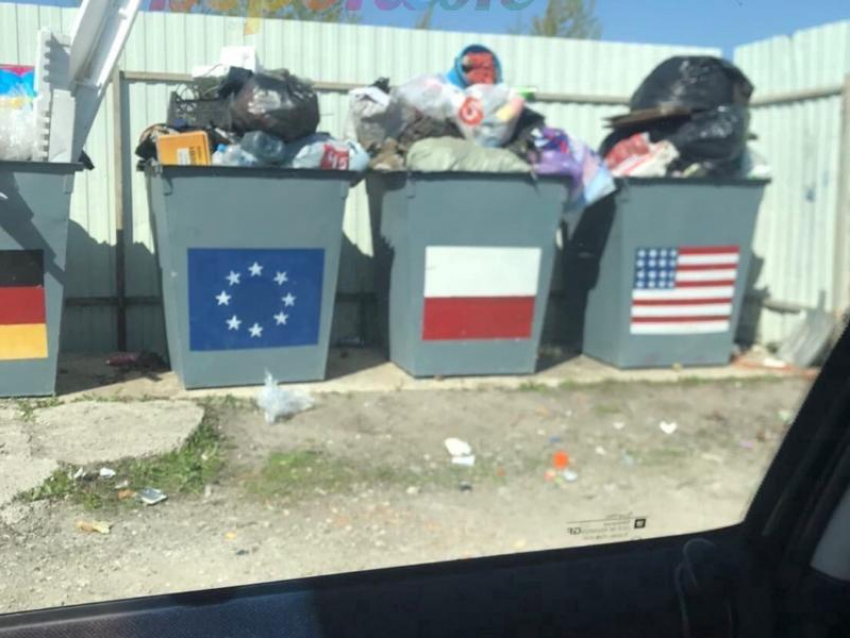 Откуда европейские флаги взялись на мусорных баках, рассказала администрация Новоусманского района 