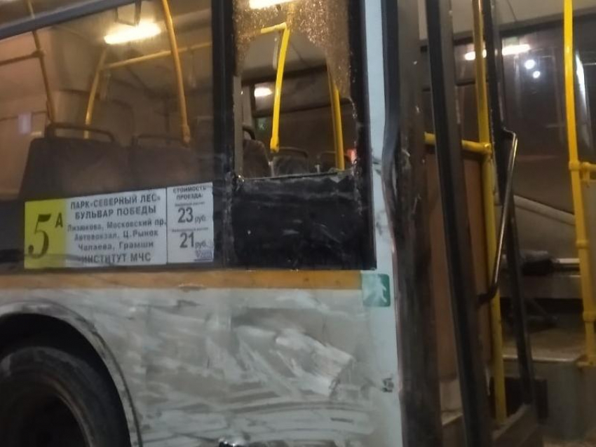 Последствия жесткого столкновения Renault с пассажирским автобусом сняли в Воронеже