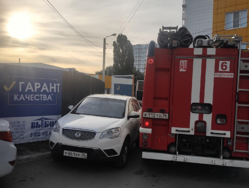 Припаркованные машины перегородили дорогу спасателям, спешащим на вызов в Воронеже