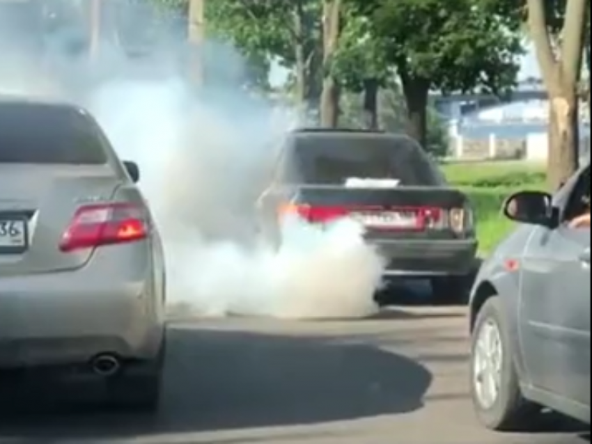 Эпично дымящуюся Audi сняли на дороге в Воронеже