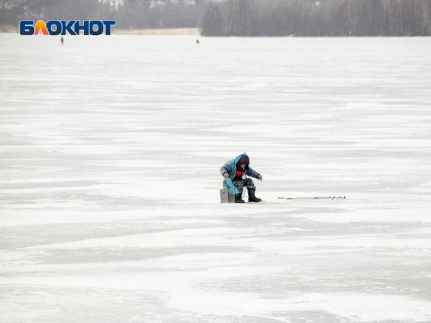 В Воронеже спасатели достали из-подо льда провалившегося рыбака