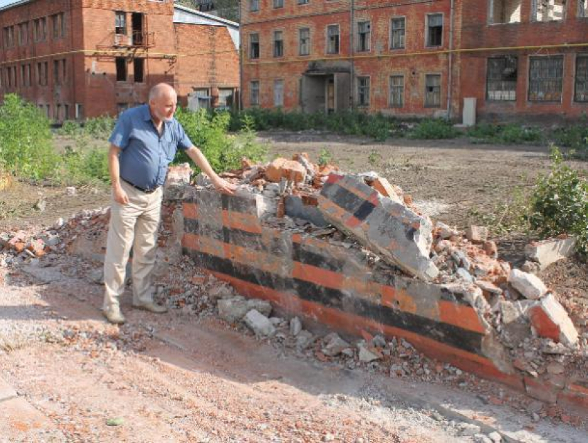 Воронежские активисты заинтересовались варварским сносом памятника погибшим рабочим завода Коминтерна