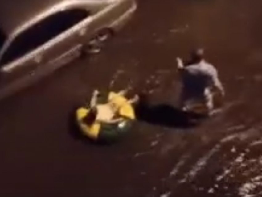 Воронежец прокатил ребенка на плюшке по луже и попал на видео 