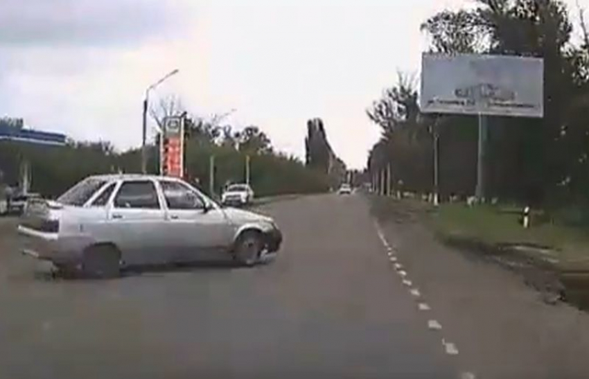 На видео попало, как под Воронежем едва не произошло ДТП из-за автохама на «десятке»