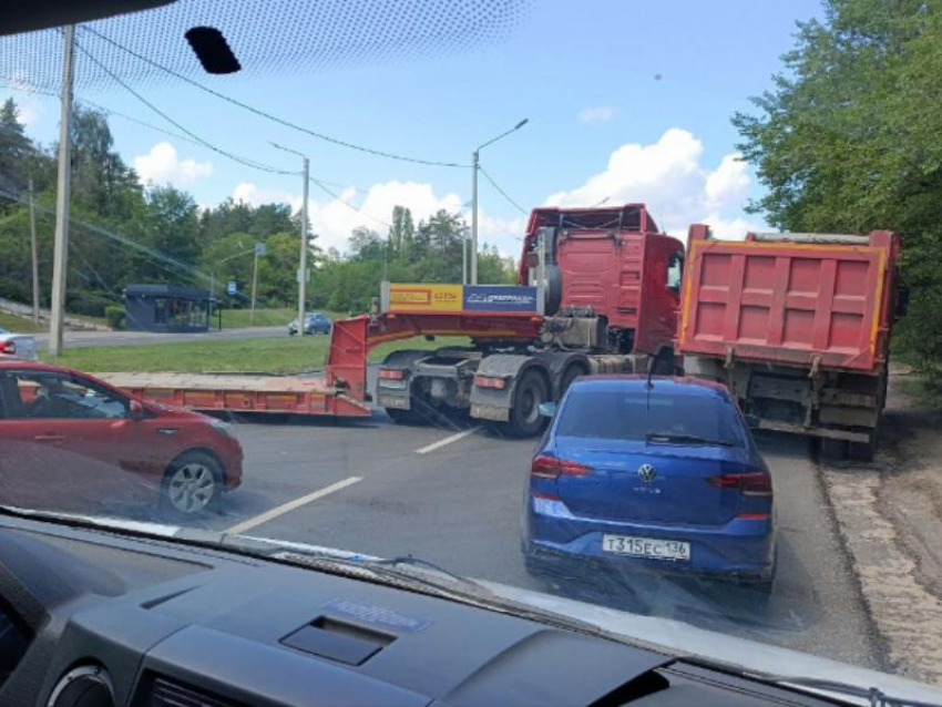Автомобилисты попали в двухкилометровую западню из-за ДТП на выезде из Воронежа 