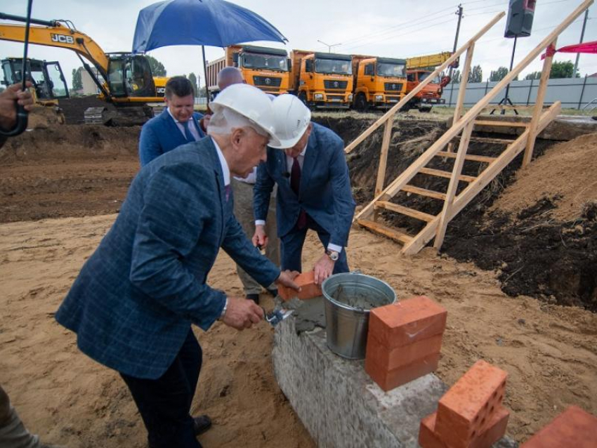 Первый камень в фундамент долгожданного Ледового дворца торжественно заложили в Анне