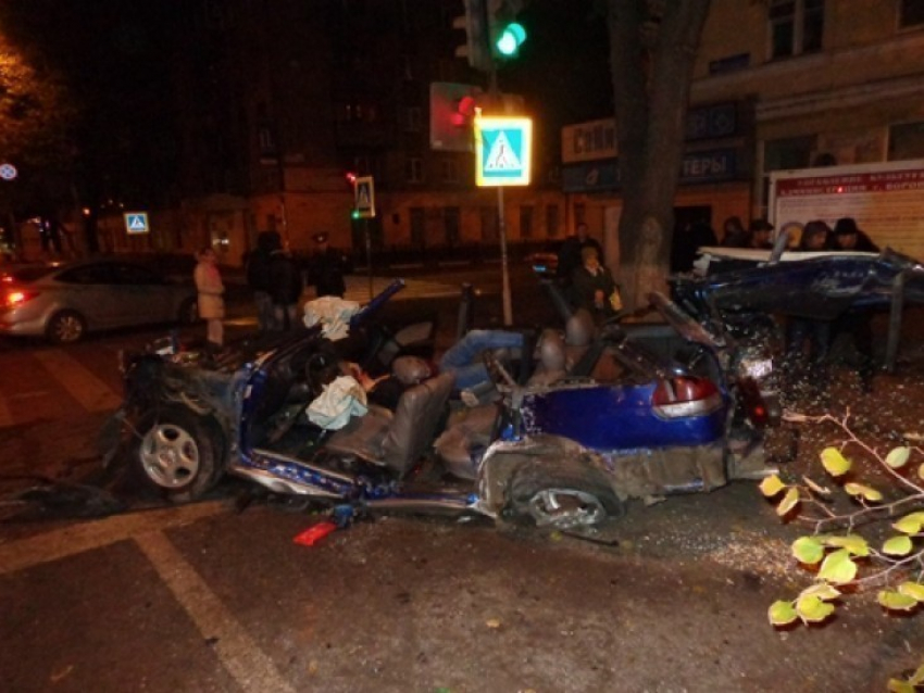 В Воронеже при столкновении автомобиля «Субару» с деревом погиб человек