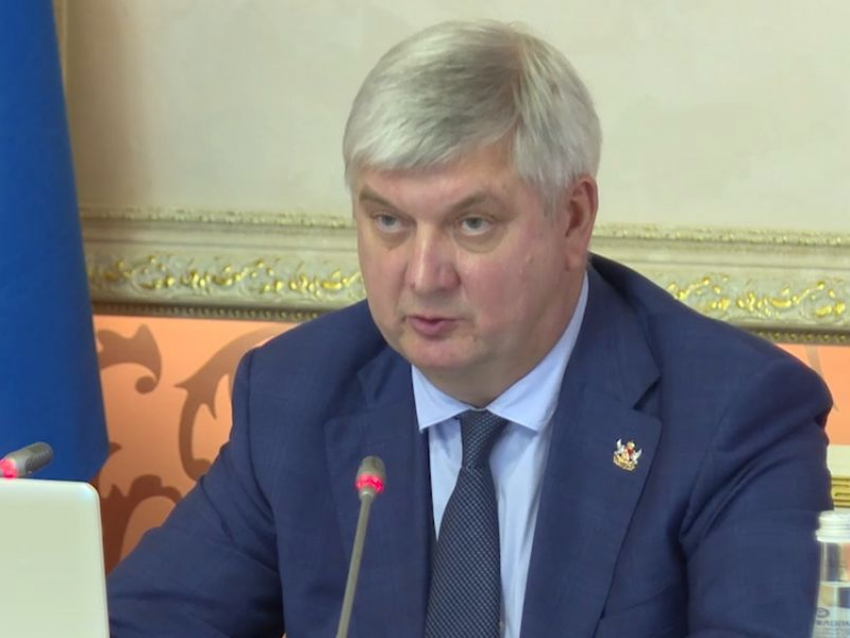 «Быстро двигать бумажки» для реализации федеральных проектов поручил воронежский губернатор