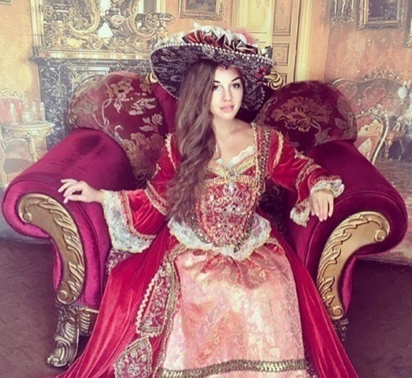 Жительница Воронежа в образе роскошной королевы поразила горожан