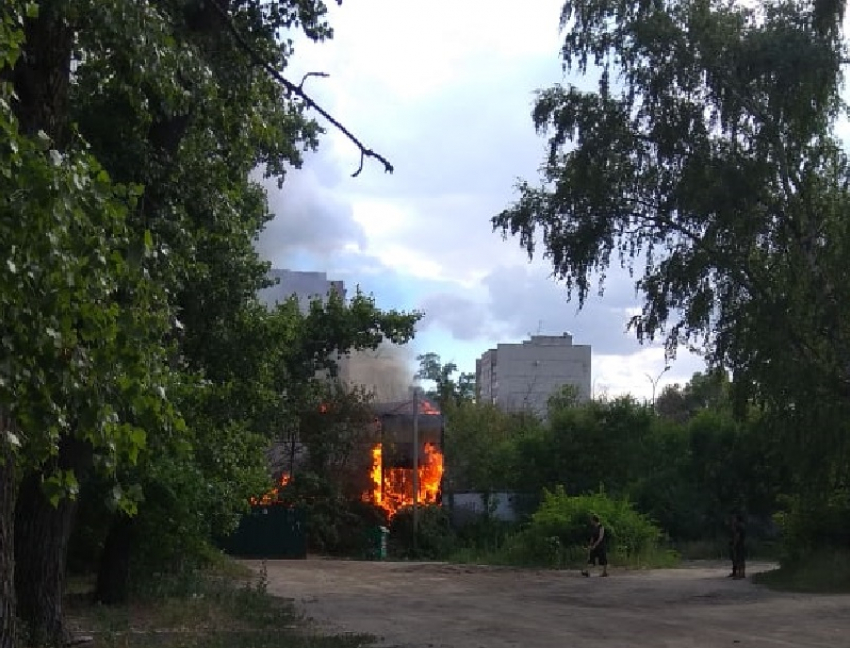 Пожар в заброшенном ангаре тушили 16 спасателей в Воронеже