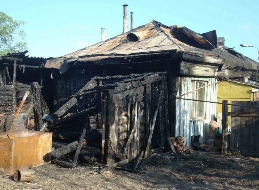 В Верхнемамонском районе сгорел дом и гараж с двумя автомобилями