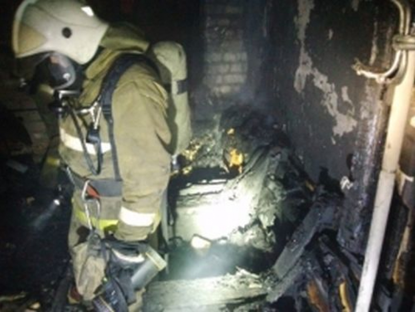 На ночном пожаре в Советском районе Воронежа были эвакуированы 10 человек