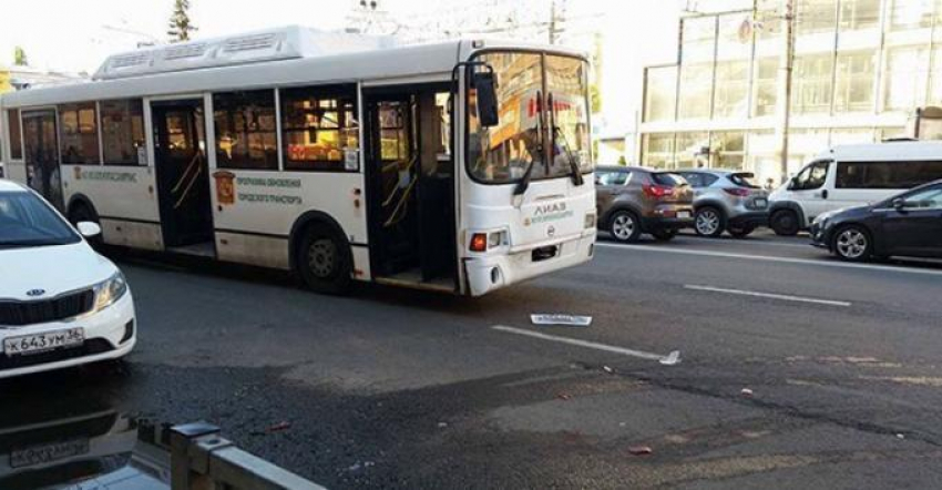 Водитель автобуса с номерами «ХАМ» устроил крупную аварию и разбил три легковушки в центре Воронежа