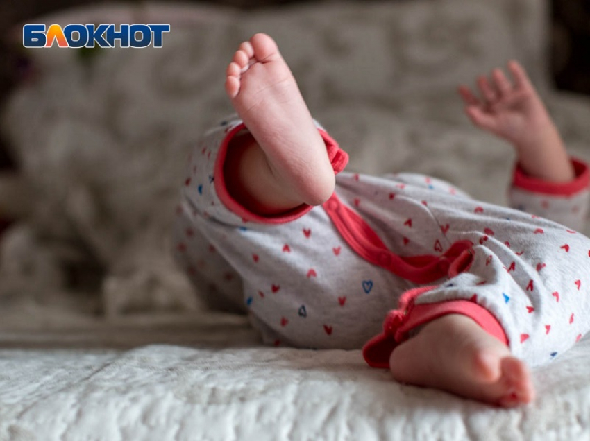 Мать выбросила младенца в ведро, а после закопала около дома в Воронежской области