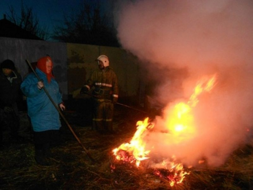 Пенсионерка едва не сгорела, сжигая сухую траву в Воронежской области