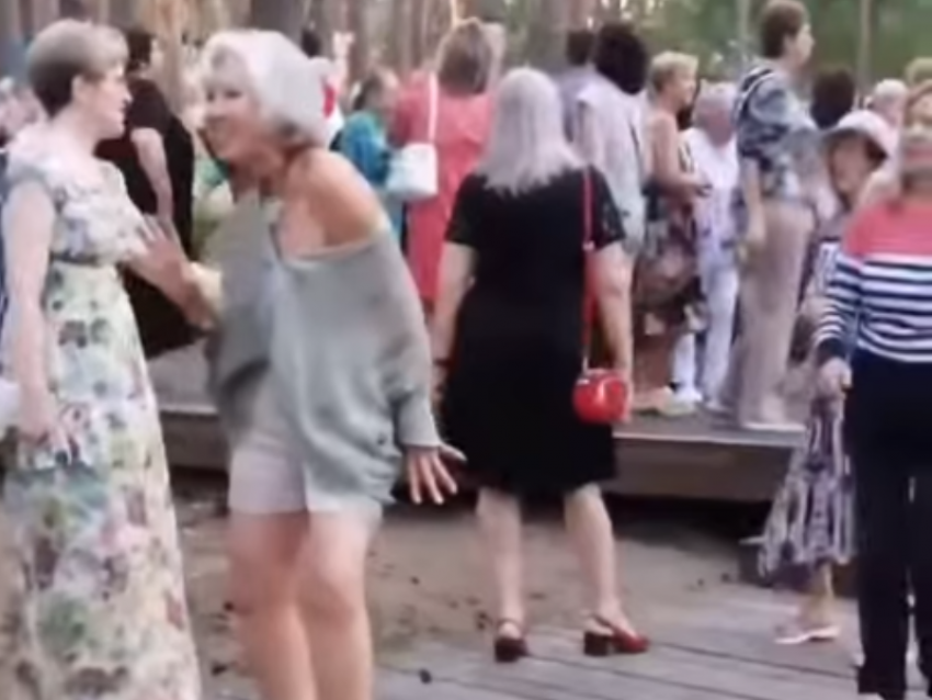 «Ножки стройные»: женщина стала звездой соцсетей после зажигательного танца в воронежском парке 