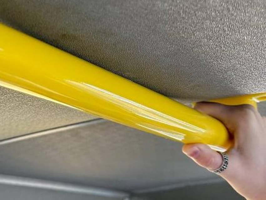 «Ноги переломаешь»: в воронежской маршрутке нашли поручень-призрак