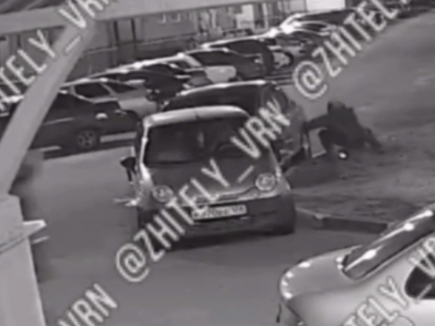 Неизвестные подожгли машину в Воронеже – опубликовано видео
