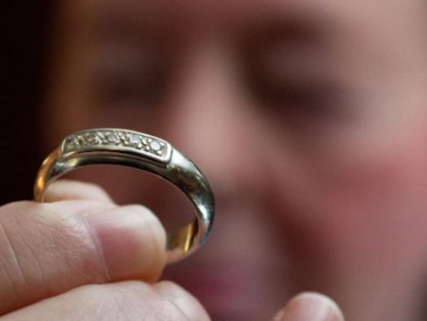 Мужчина украл и съел кольцо за 11 тыс в Воронеже