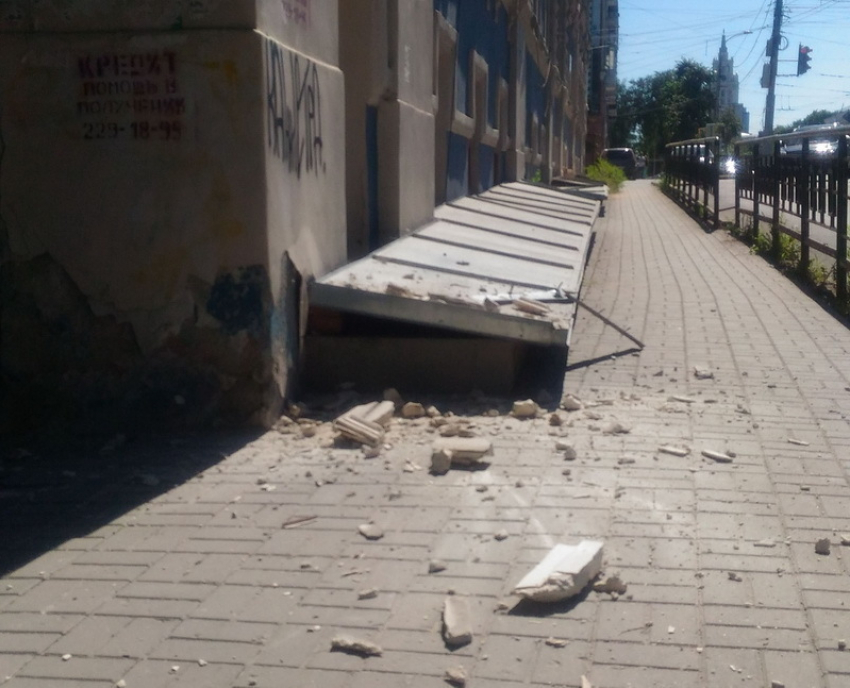 Воронежцы сообщили о доме-убийце, угрожающем прохожим зимой и летом