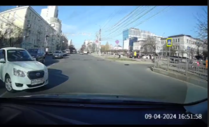 Уход от лобового ДТП сняли в центре Воронежа