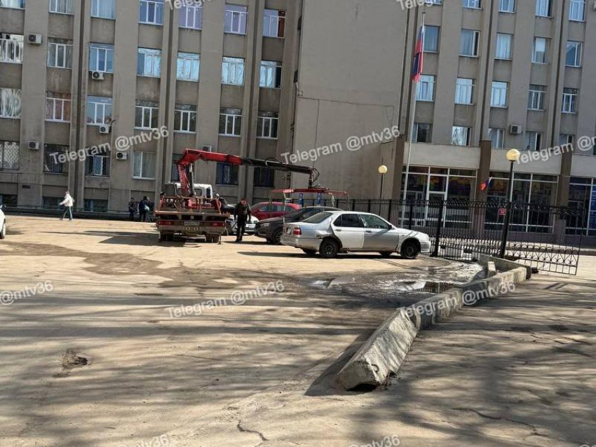 Эвакуаторы работают без остановки: студенты воронежского вуза пожаловались на исчезновение парковки