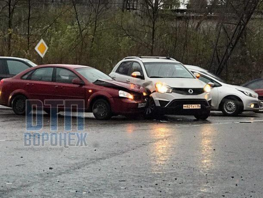 Из-за ДТП в Коминтерновском районе Воронежа образовалась пробка