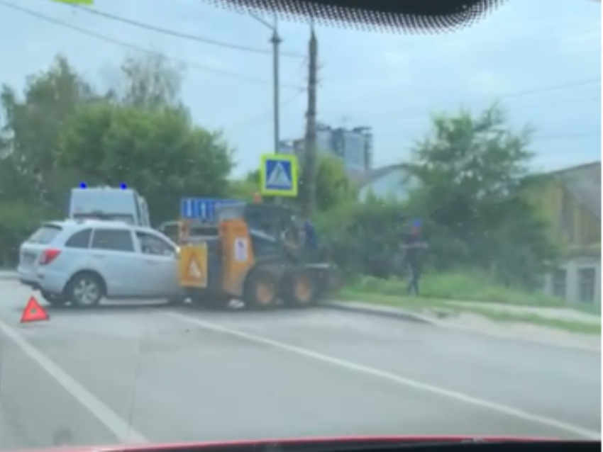 Последствия ДТП иномарки с дорожниками сняли в Воронеже 