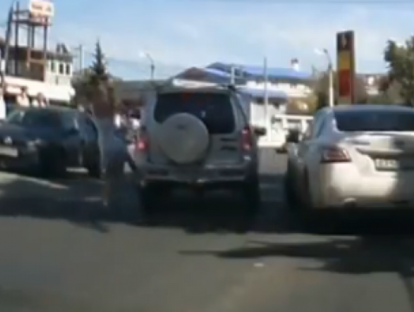 Автомобилистка на шпильках  избила Chevrolet на дороге в Воронеже