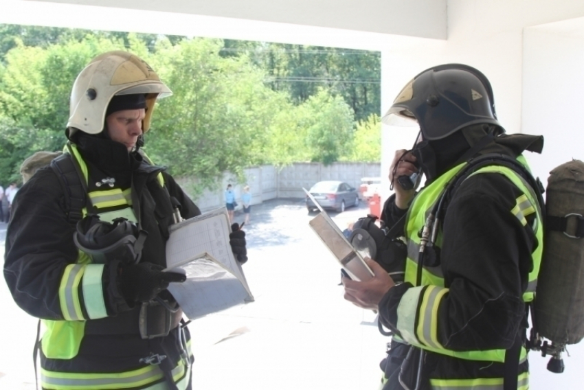 Воронежские спасатели эвакуировали 10 человек из «горящего» здания ГИБДД