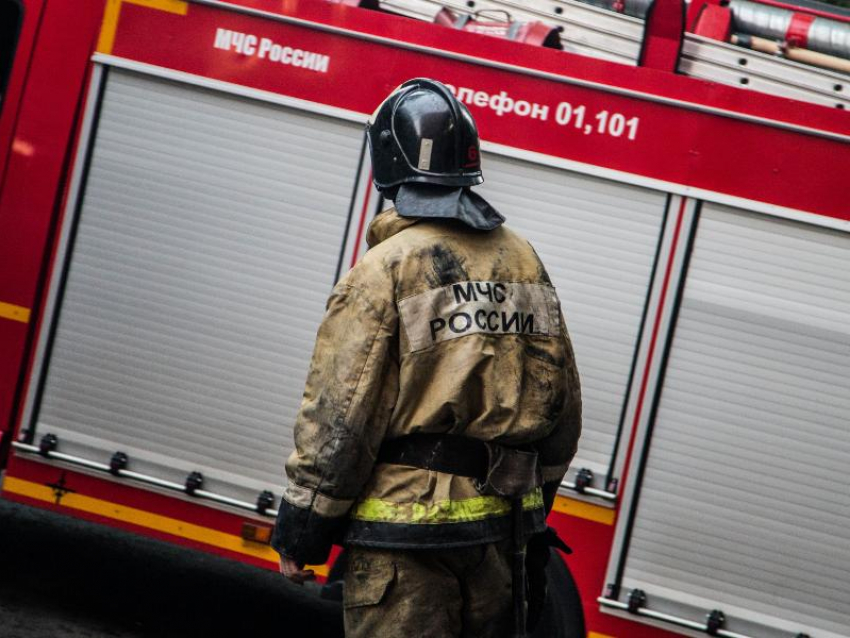 Один погиб, восемь человек эвакуировали: пожар вспыхнул в многоквартирном доме в Воронеже  
