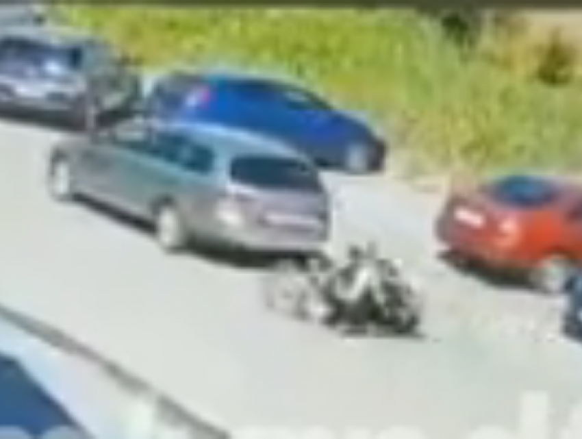 Момент столкновения 16-летнего мотоциклиста с иномаркой попал на видео в Воронеже