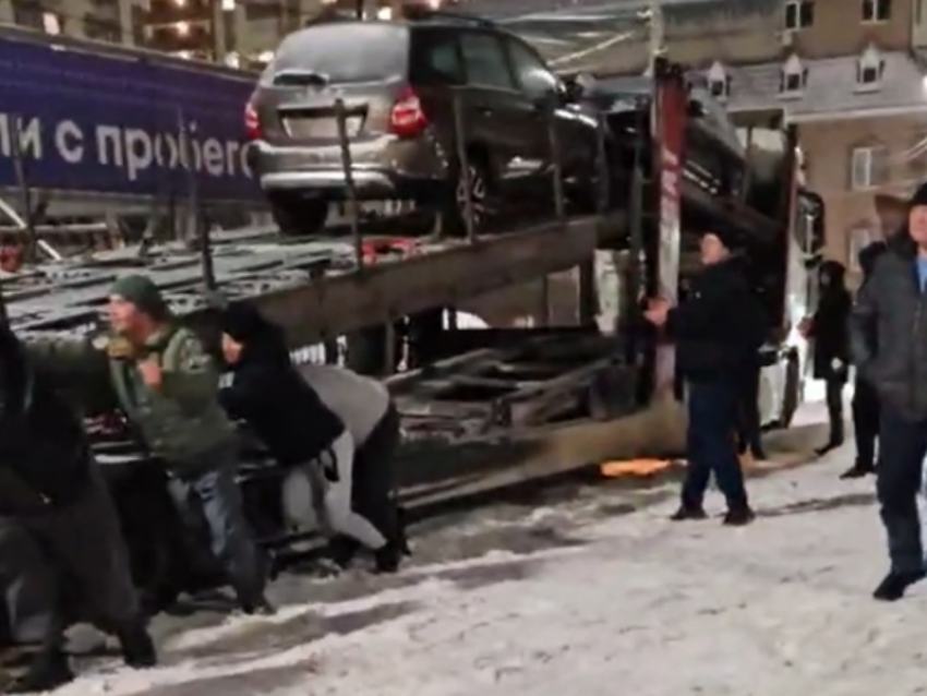 Дружное спасение фуры из колеи показали в Воронеже 