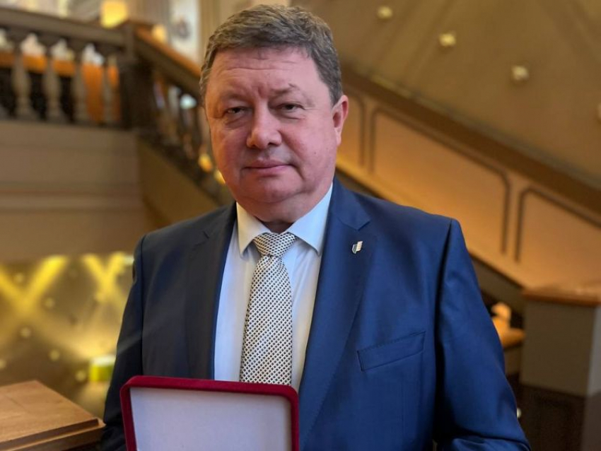 Награду от губернатора получил депутат Александр Сысоев, который проиграл праймериз в Воронеже