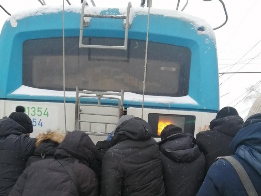 Пришлось толкать: троллейбус попал в снежный плен утром в Воронеже