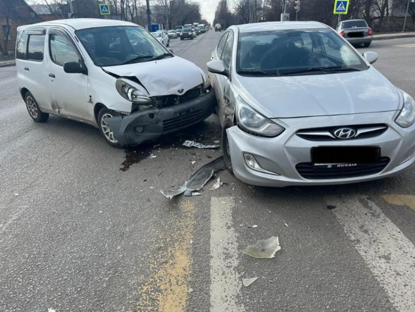 Ошибка на перекрестке обернулась аварией с двумя пострадавшими в Воронеже 