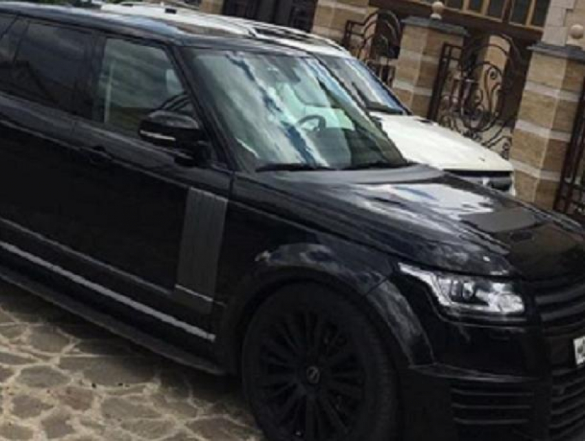 Range Rover с миллионным тюнингом заметили на парковке в Воронеже