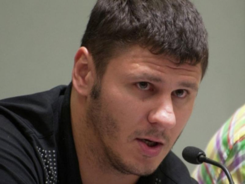 Хоккеист, из-за которого экстренно посадили самолет в Воронеже, написал заявление на стюардессу