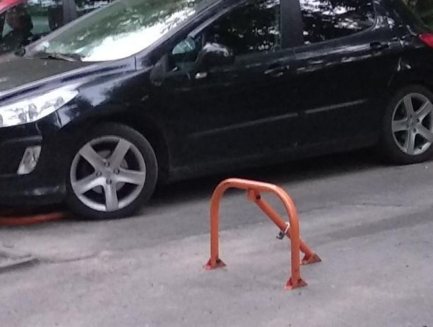 В мэрии Воронежа объяснили, почему не будут убирать блокираторы парковки во дворе