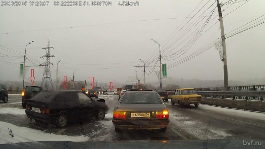 Более десятка машин попали в ДТП на ВоГРЭСовском мосту в Воронеже (ФОТО и ВИДЕО)