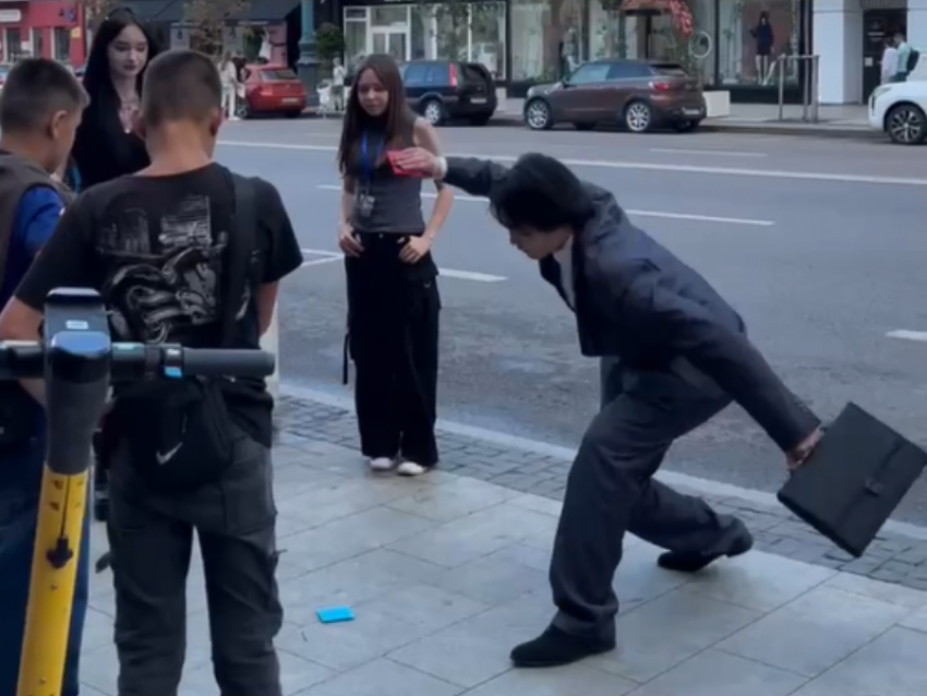 "Сыграем?": вербовщик из «Игры в кальмара» перешел на Воронеж