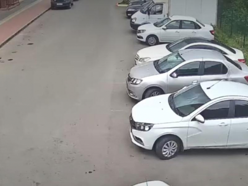 "Томный поцелуй» авто: ДТП без участия людей попало на видео в Воронеже