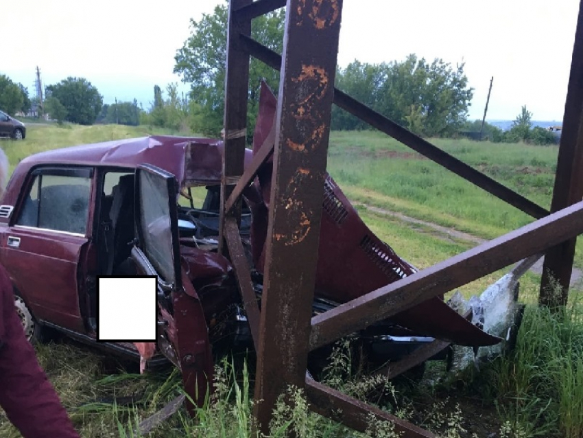 Водитель ВАЗа врезался в ЛЭП и погиб в Воронежской области