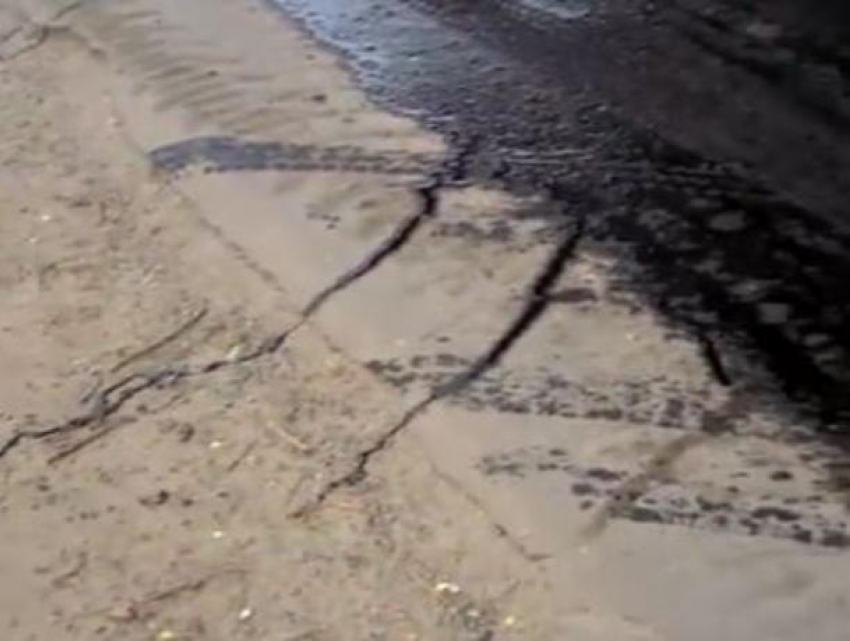 Укладку асфальта для ленивых сняли на видео в Воронеже