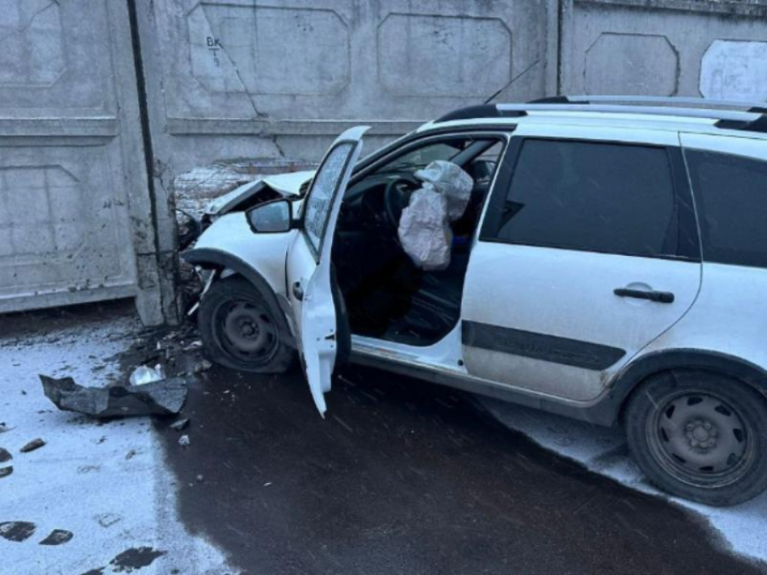 Водитель легковушки погиб после столкновения со столбом и забором в Воронеже