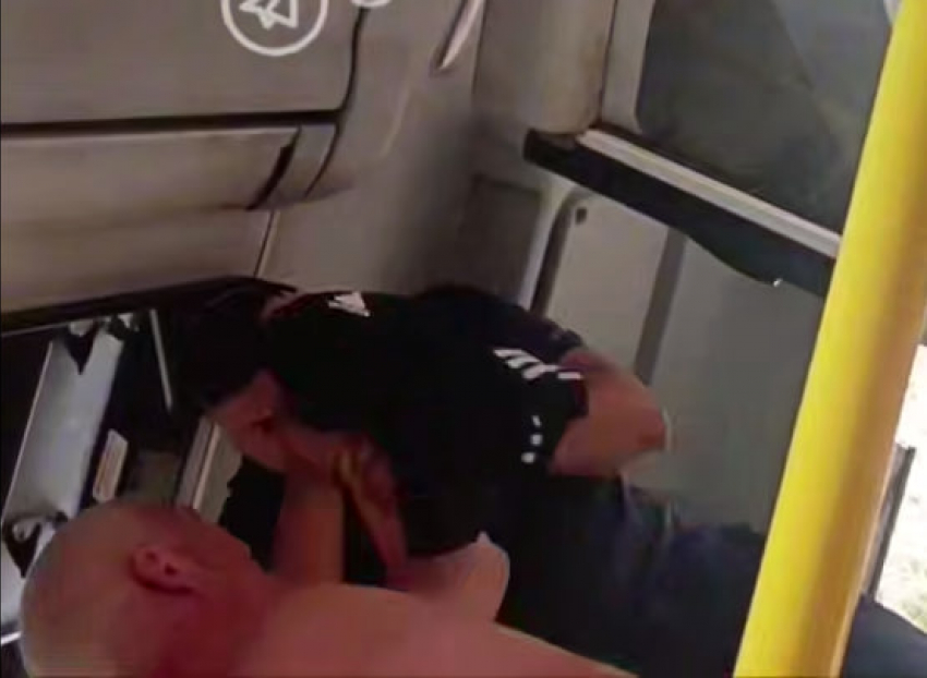 Довезешь и высадишь: потасовка между водителем и наглым пассажиром автобуса произошла в Воронеже
