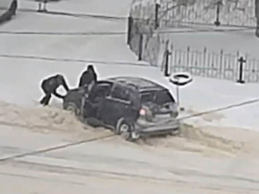 Машины застревают и люди по колено в снегу: обратную сторону работы коммунальщиков показали в Воронеже