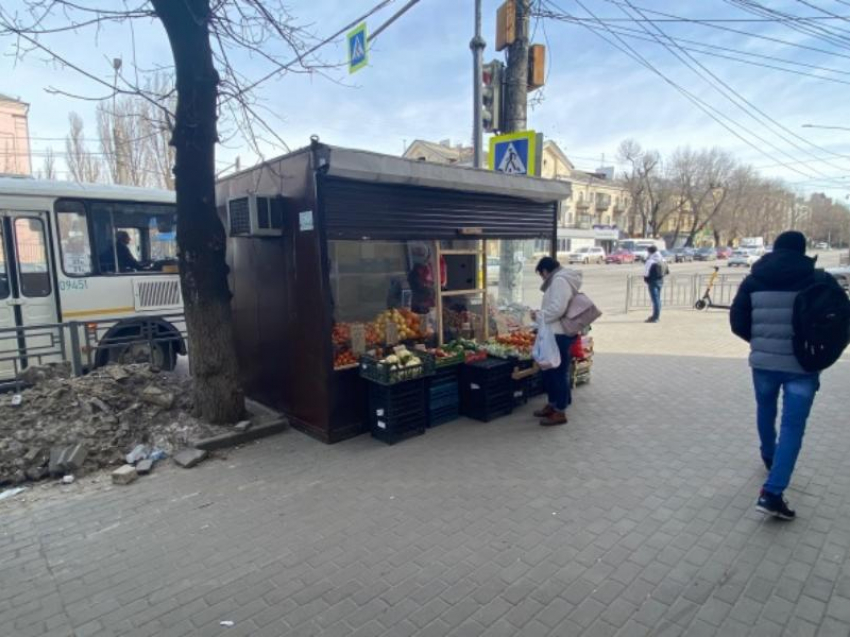 В мэрии Воронежа пообещали не сносить киоски, но продолжили их сносить
